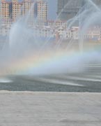 晉陽湖噴泉
　　晉陽湖公園是城市綜合型生態(tài)濱水公園，其景觀工程分為10大區(qū)域，有生態(tài)自然游覽區(qū)、僑鄉(xiāng)文化廣場(chǎng)區(qū)、古厝文化體驗(yàn)區(qū)、濕地生態(tài)科普區(qū)、城市文化廣場(chǎng)區(qū)、生態(tài)島休閑區(qū)、山林沙地游玩區(qū)和水上活動(dòng)區(qū)。 