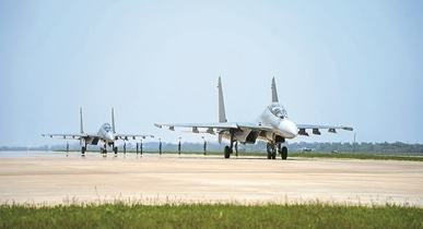 空軍某部組織飛行訓(xùn)練