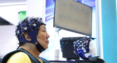 北京老博會上觀眾體驗“智享銀齡”